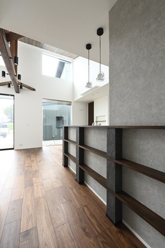 ダークウッドのキャビネットがアクセントのキッチンエリア。収納が豊富