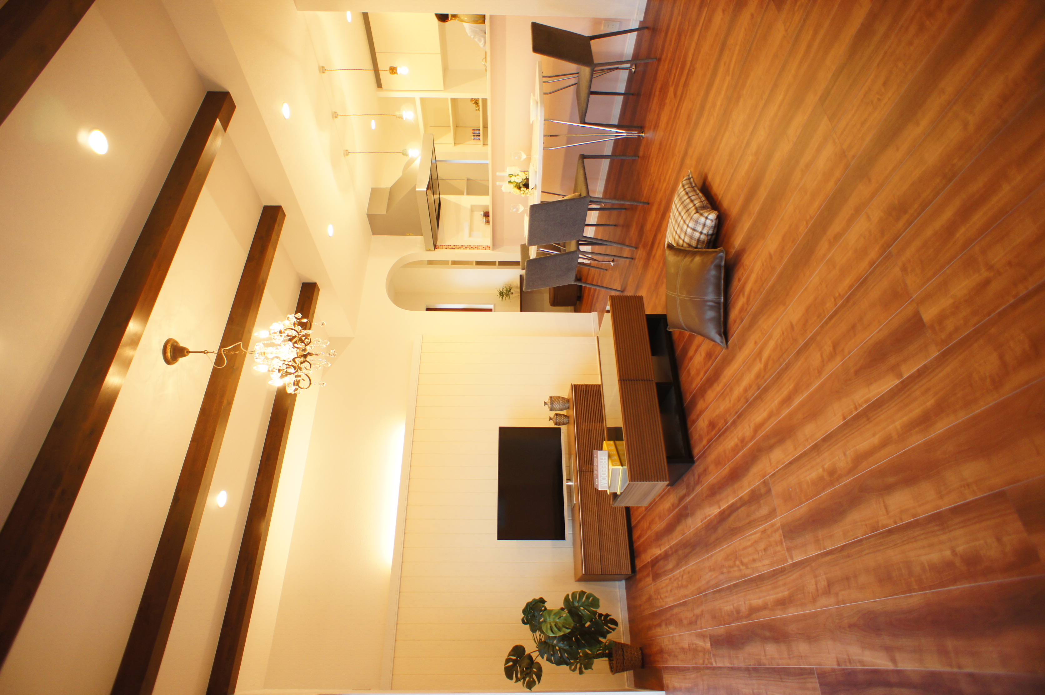 小野田産業～designers house project～｜天井に見える梁がアクセントのLDK。広々としたリビングダイニングには、シンプルで洗練された家具が配置されており、心地よい空間が広がっている。
