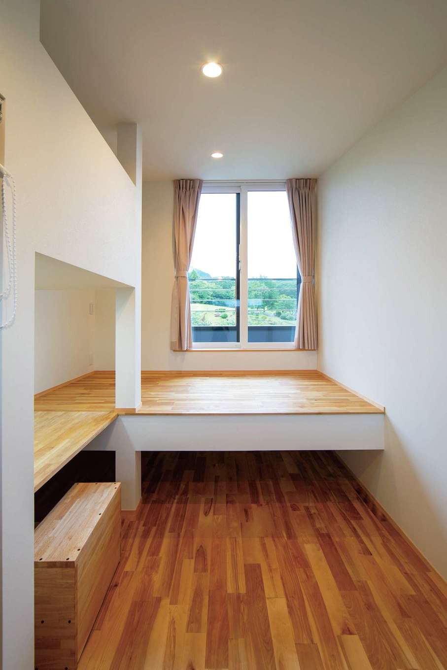 TENアーキテクツ 一級建築士事務所【デザイン住宅、和風、建築家】子ども部屋は左右対称で用意。こもりすぎないよう最低限の広さにした。使用頻度がそれほど高くないロフトをやめ、同じ高さのベッドとデスクを造作してもらい、上部に収納を用意