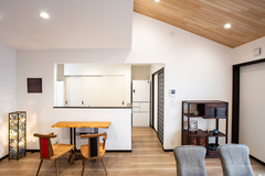 リビング部分に勾配天井を採用し、空間に変化と広がりをもたせました。