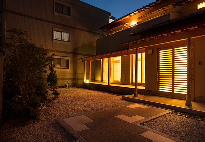 瀧口建設【和風、高級住宅、夫婦で暮らす】門から玄関まで洗い出しを施したアプローチ