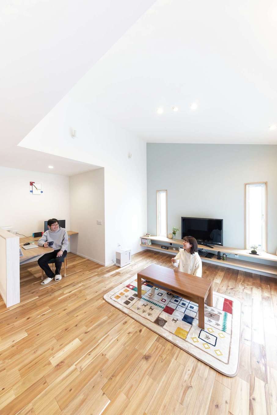 臼幸産業【収納力、間取り、平屋】1階に勾配天井を採用できるのは平屋ならでは。窓からはたっぷりと日差しが注がれる明るく開放的な空間。ナチュラルテイストでまとめられた、くつろぎの指定席に