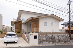 シンプルでスタイリッシュな平屋、家族でくつろぐ心地よい空間