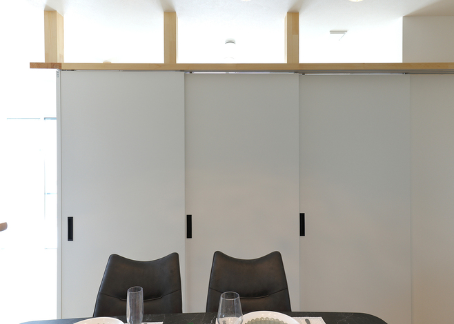 フリースペースを設けて建具で仕切れるようにした。閉めると一つの部屋になり、子供の遊びスペースや、来客時の部屋などさまざまな用途で使える