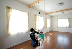 子ども部屋は、3室まで分割できるよう可変性を持たせている。梁にブランコを取り付ける遊び心も