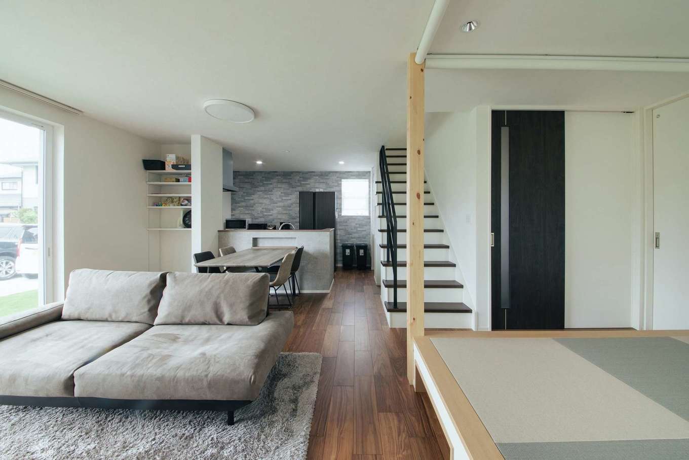 子育て安心住宅 Design Craft Office【デザイン住宅、省エネ、間取り】小上がりと階段のラインをそろえ、均整の取れた美しいLDKが実現