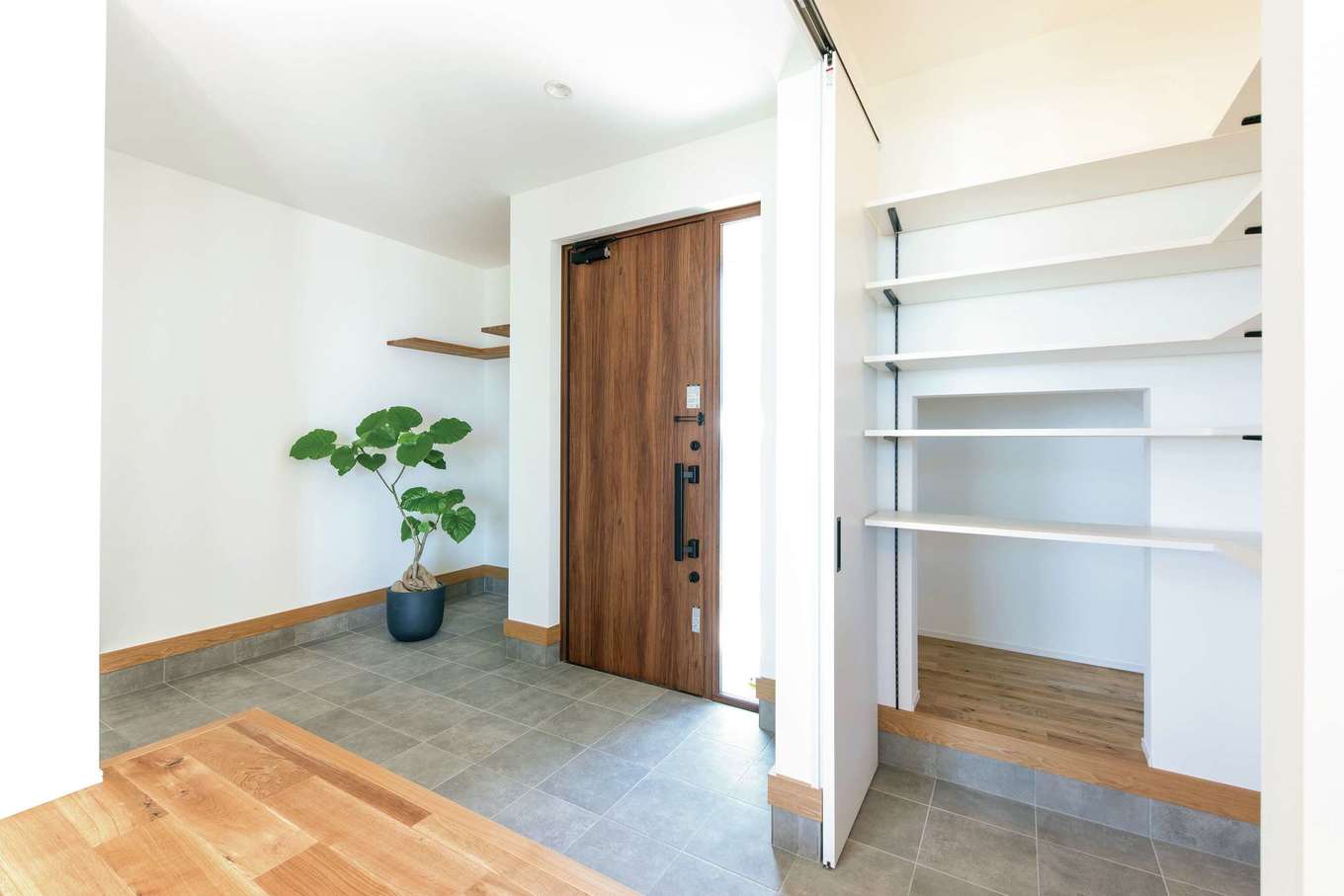 KUREKEN HAUS（榑林建設）【デザイン住宅、自然素材、省エネ】玄関の収納力も十分。階段下の空間を利用し、シューズクローク奥にも収納スペースを設けました。奥にはサーフボードラックを取り付ける予定。