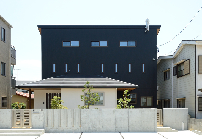 ブラック&ホワイトのコントラストが美しい和モダンの外観。きれいに揃った窓のラインもすてき。家に帰ってくる度にワクワクしちゃいそう！