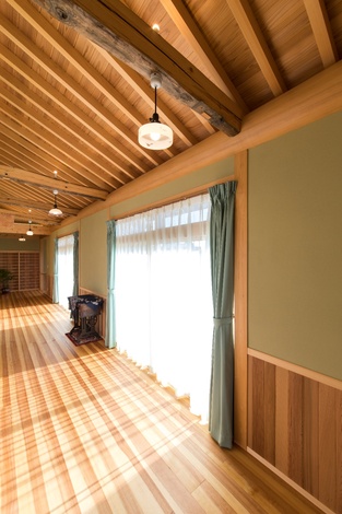 広縁の桁は京都から取り寄せた長さ10ｍのスギ丸太。長すぎて工場に搬入できないので現場で手刻みをした。