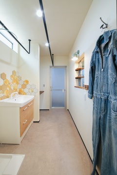 室内干しもできる　珪藻土の壁＆天井の洗面脱衣