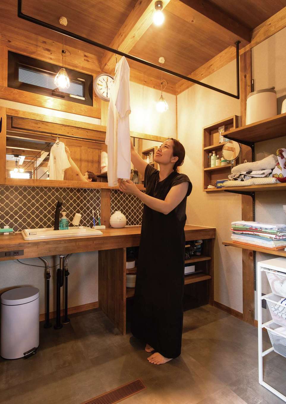 サイエンスホーム【1000万円台、自然素材、省エネ】脱衣室と洗面・ランドリールームを離してあるため、誰かが入浴中でも気兼ねなく歯磨きや洗面ができる。洗面台、収納棚、部屋干しポールは造作。奥さまがメイクできるよう、椅子を置けるスペースも確保した