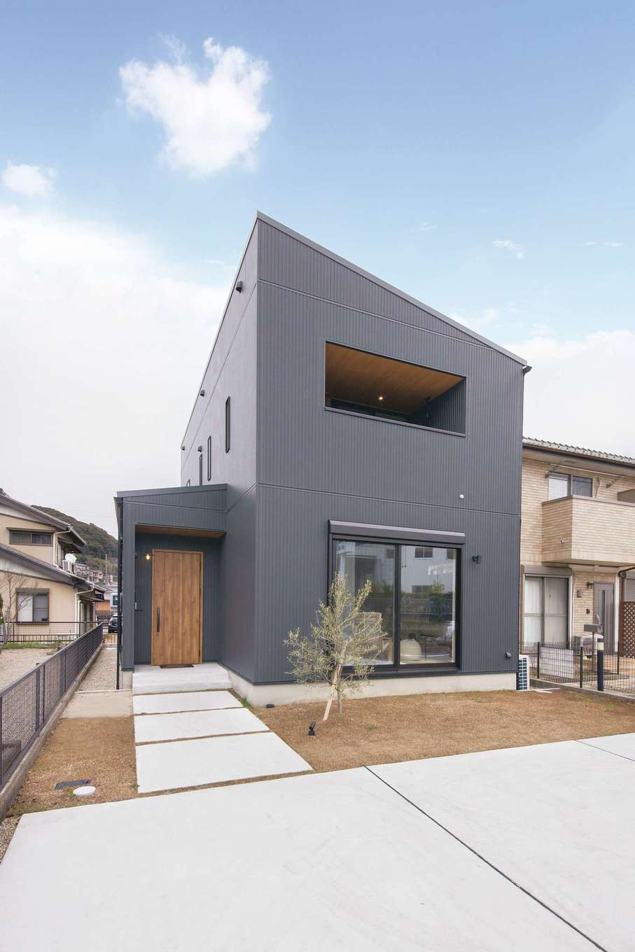 SEVEN HOUSE/セブンハウス【デザイン住宅、子育て、間取り】外観はブラックのサイディングを選択。ナチュラルな室内とのギャップがおもしろい