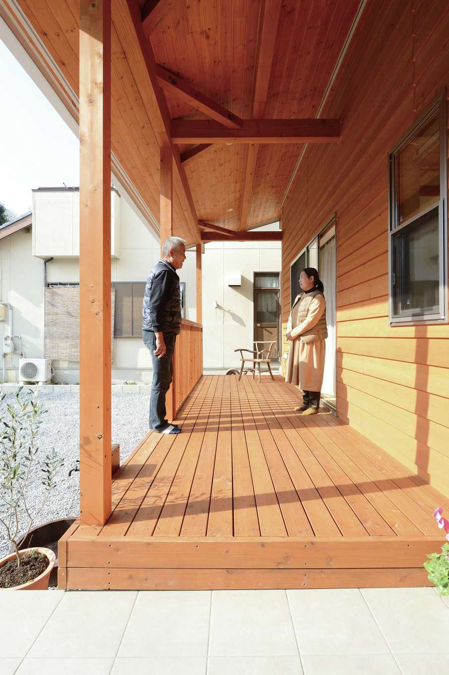 REIWA HOUSE（令和ハウス）【デザイン住宅、自然素材、省エネ】キャンプ好きのご主人が最も気に入っているのが、カバードポーチのような屋根付きのウッドデッキだ。ここでBBQを楽しんだり、ビールを飲んだり、アウトドアリビングとしてフル活用しているという。目隠しのフェンスはご主人がDIYでつくったもの