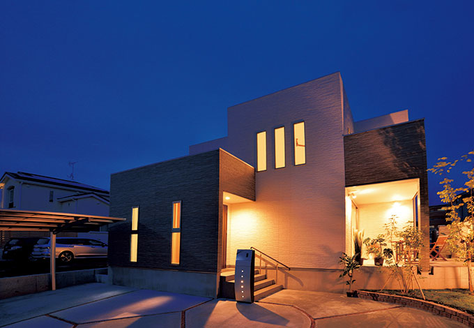 住宅工房 アリアンス【デザイン住宅、自然素材、間取り】エッジの効いた外観は、縦と横のラインをスクエアに揃えた ことで美しいフォルムに