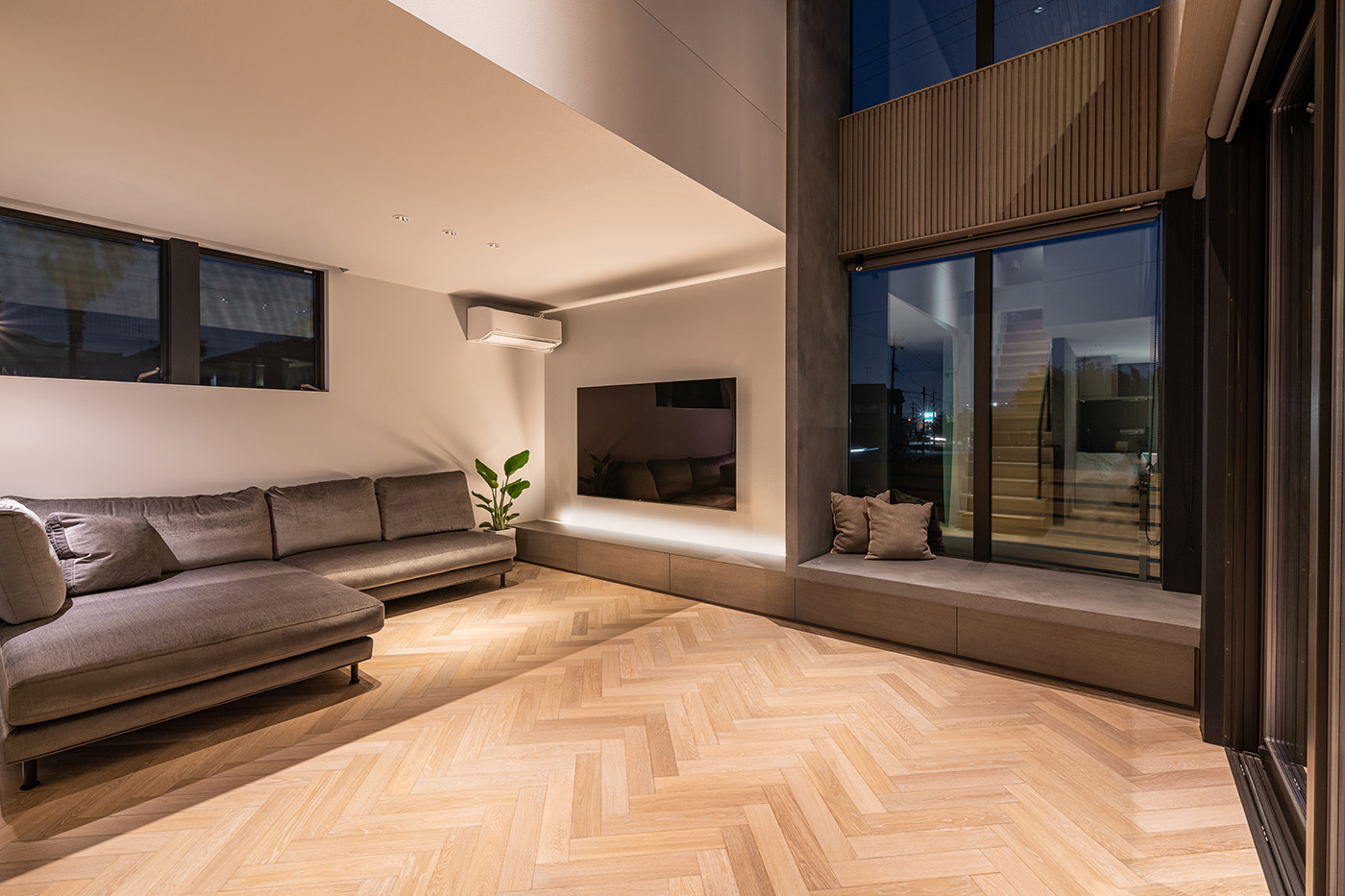 la CASA（ラ・カーサ）【デザイン住宅、建築家、インテリア】開放感に満ちた吹抜けのリビング。自分たちのセンスで満たされた空間で過ごすことで、心からリラックスすることができる。窓に面したヌックは読書や昼寝など、プラスワンリビングとして重宝している
