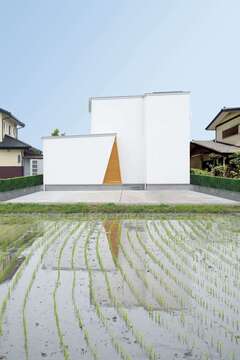 外を閉じ、中に開いた中庭のある2階建て