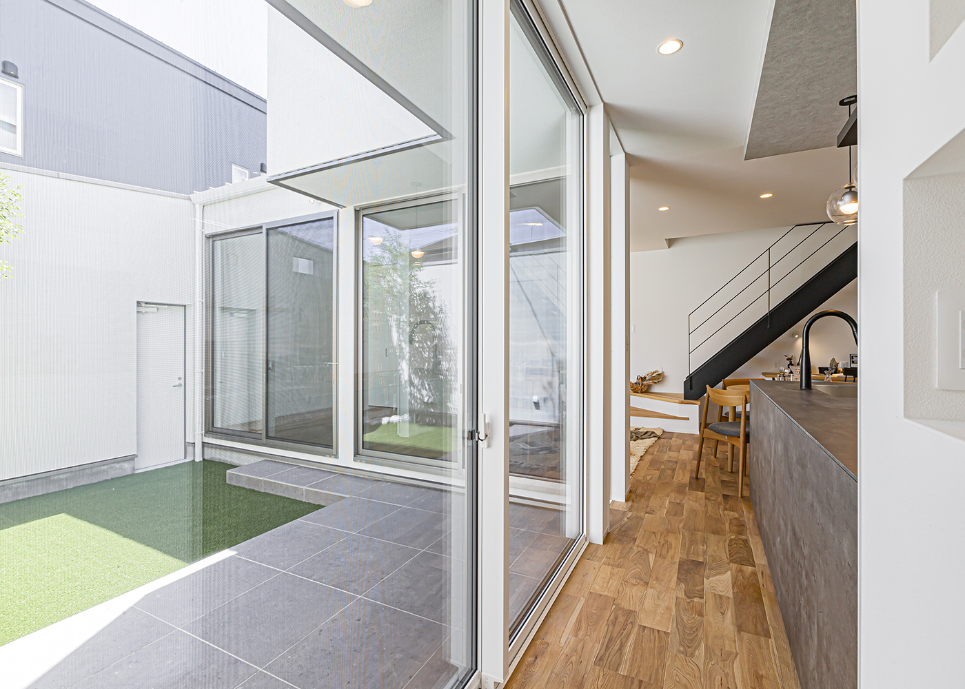 ARRCH アーチ【デザイン住宅、間取り、建築家】キッチンの目の前には中庭