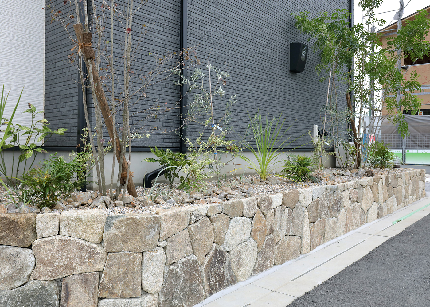 丸昇彦坂建設【子育て、収納力、間取り】外構・植栽で彩り、美しい佇まいに