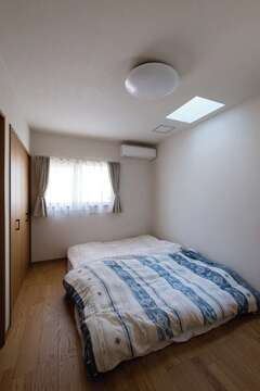 将来の同居を想定した親世帯の寝室は、北側のためトップライトを設けた。LDKを通過せずにトイレや浴室を利用できるよう配慮されている