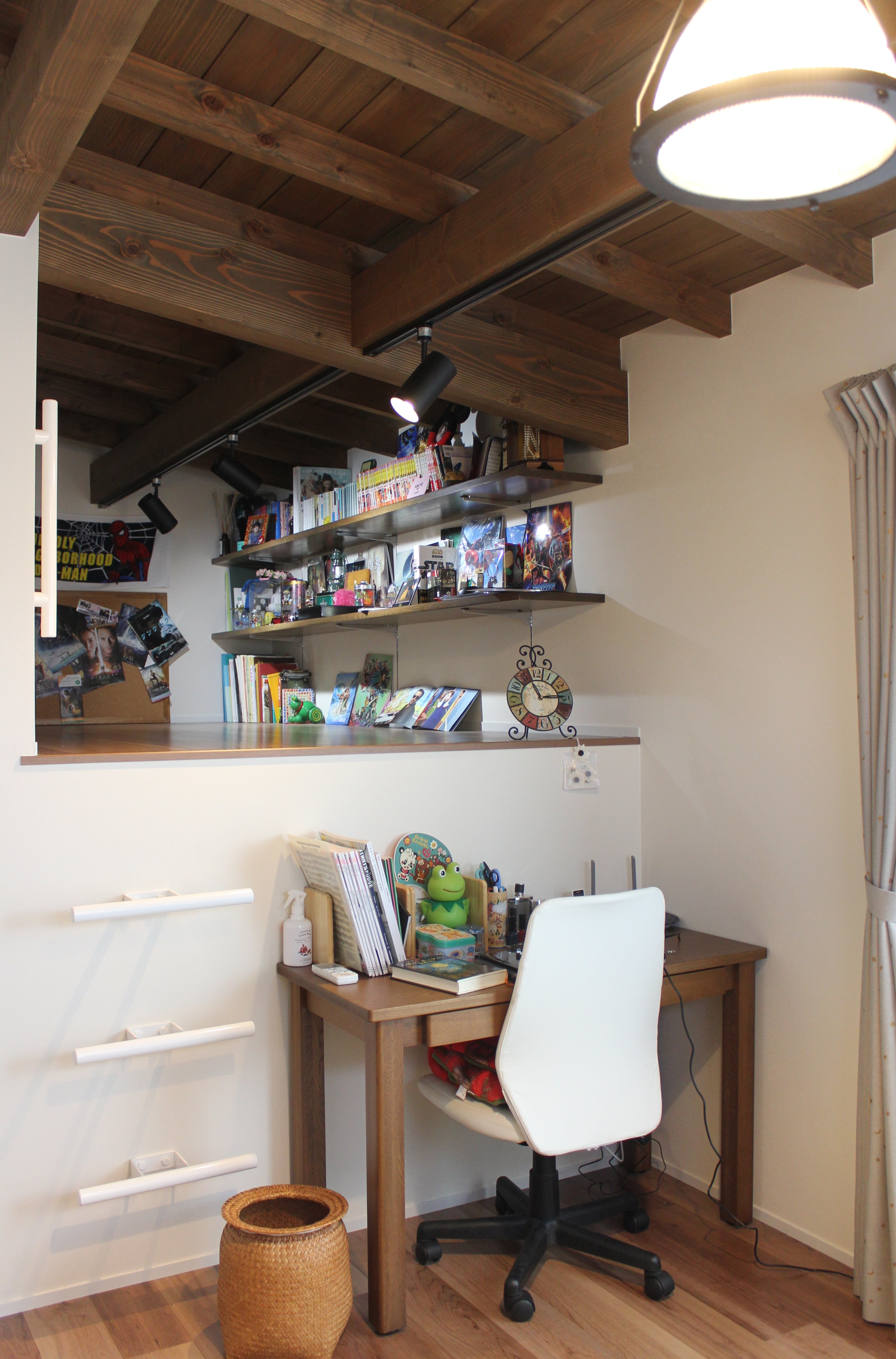 安田住宅｜安田建築設計室｜秘密基地をイメージした子ども部屋のロフト、趣味の空間として。ライティングレールを採用することでスポットライトなど照明配置の自由度を上げ、遊び心あふれる空間となっている。