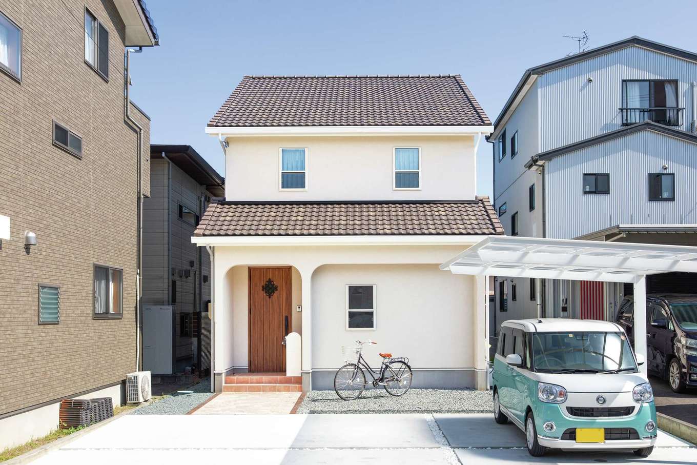 ハートホーム【デザイン住宅、子育て、間取り】『ハートホーム』でも根強い人気を誇る、プロヴァンススタイルの大人かわいい外観。陶器瓦とアースカラーの塗り壁、白い上げ下げ窓、緩やかなカーブを描いたポーチがバランスよく調和している。外構とカーポートも同社の施工