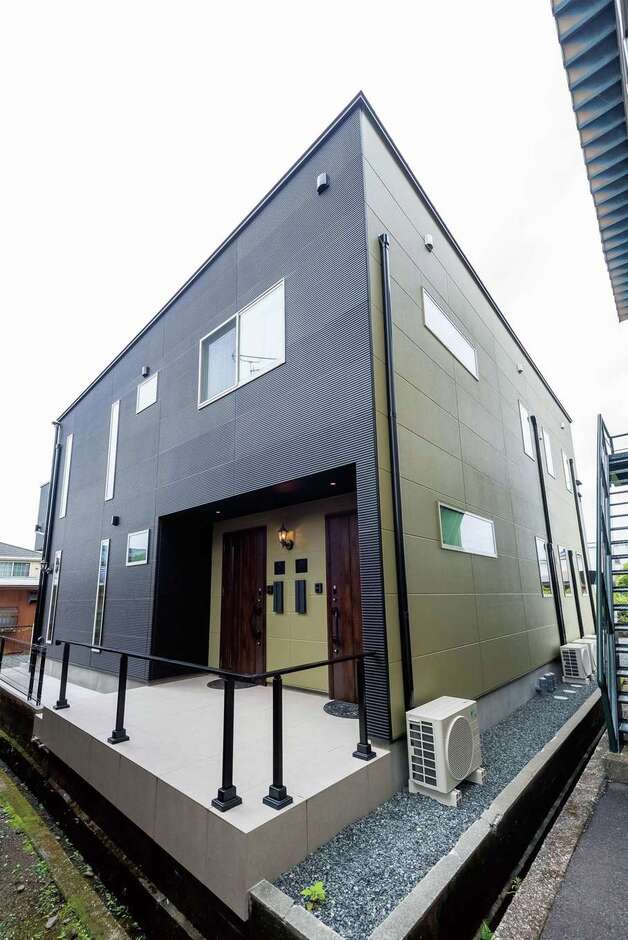 施主さんのこだわりをさりげなく主張した黒とカーキ色の外観