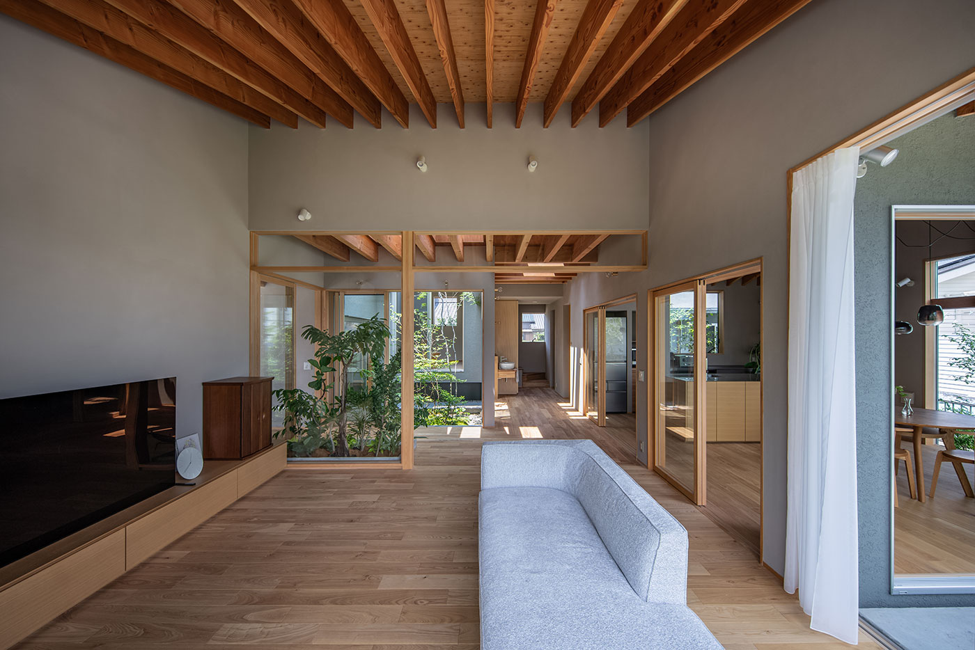 m+h（エムアンドエイチ）建築設計スタジオ【自然素材、建築家、平屋】リビングからも中庭の緑が見え、四方に視線が抜けるよう計算された設計