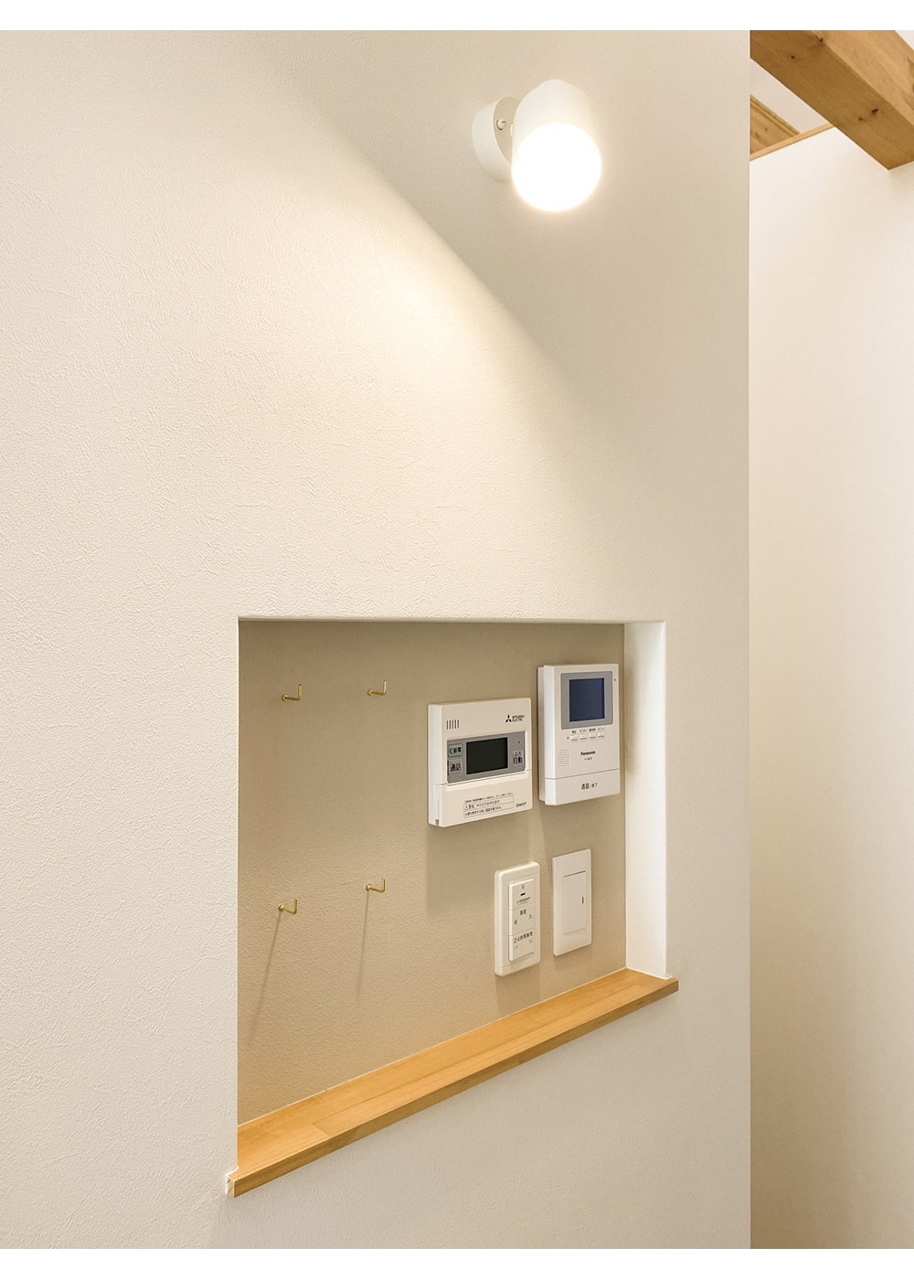 ainoa.life くらはし建築【省エネ、平屋、収納力】リモコンニッチにはグレージュのアクセントクロスを