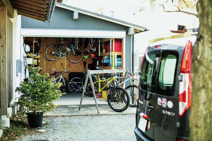 桂建設｜ガレージには自転車を10台格納。ご主人の凝り性ぶりが窺える
