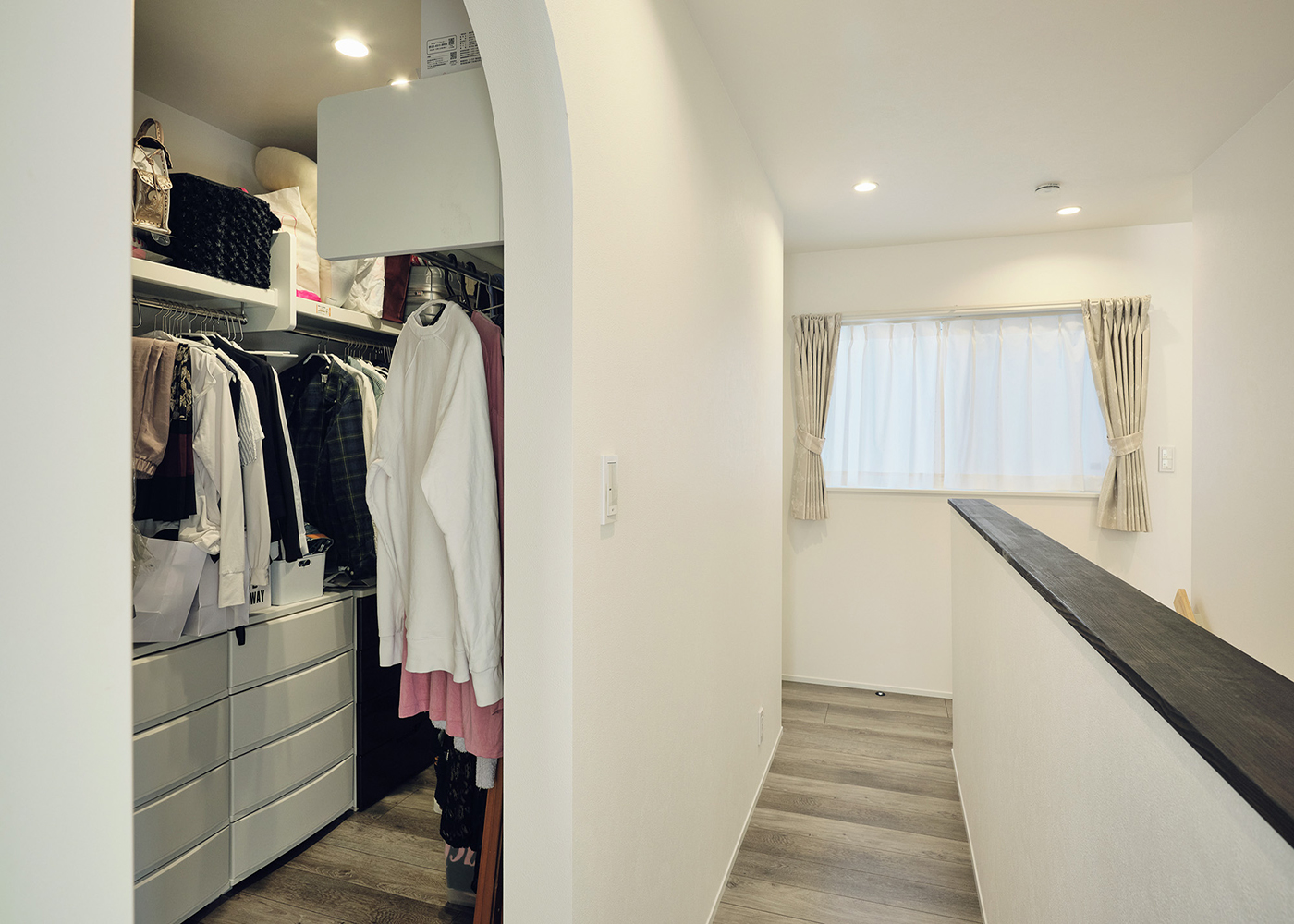 平屋建築ブルーハウス【デザイン住宅、間取り、ペット】2階にある家族共有のファミリークローゼット