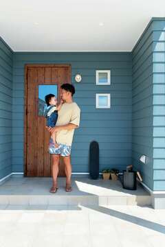 柱や軒天、窓枠などはホワイトで統一し、さわやかさアップ。住まい手のセンスを感じさせる表情に