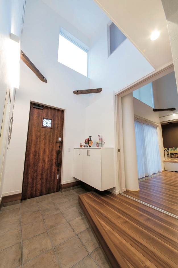 大勢のゲストが来ても窮屈さを感じさせない、ゆったりとした玄関ホール