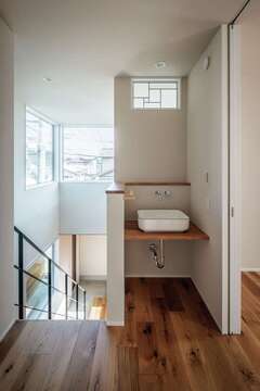 吹き抜けの角ギリギリにも大きな窓を設置しながら、耐震等級3を取得。安心感と開放感を両立した。1階も2階も全室標準でハイドアを採用し、より広く見せる