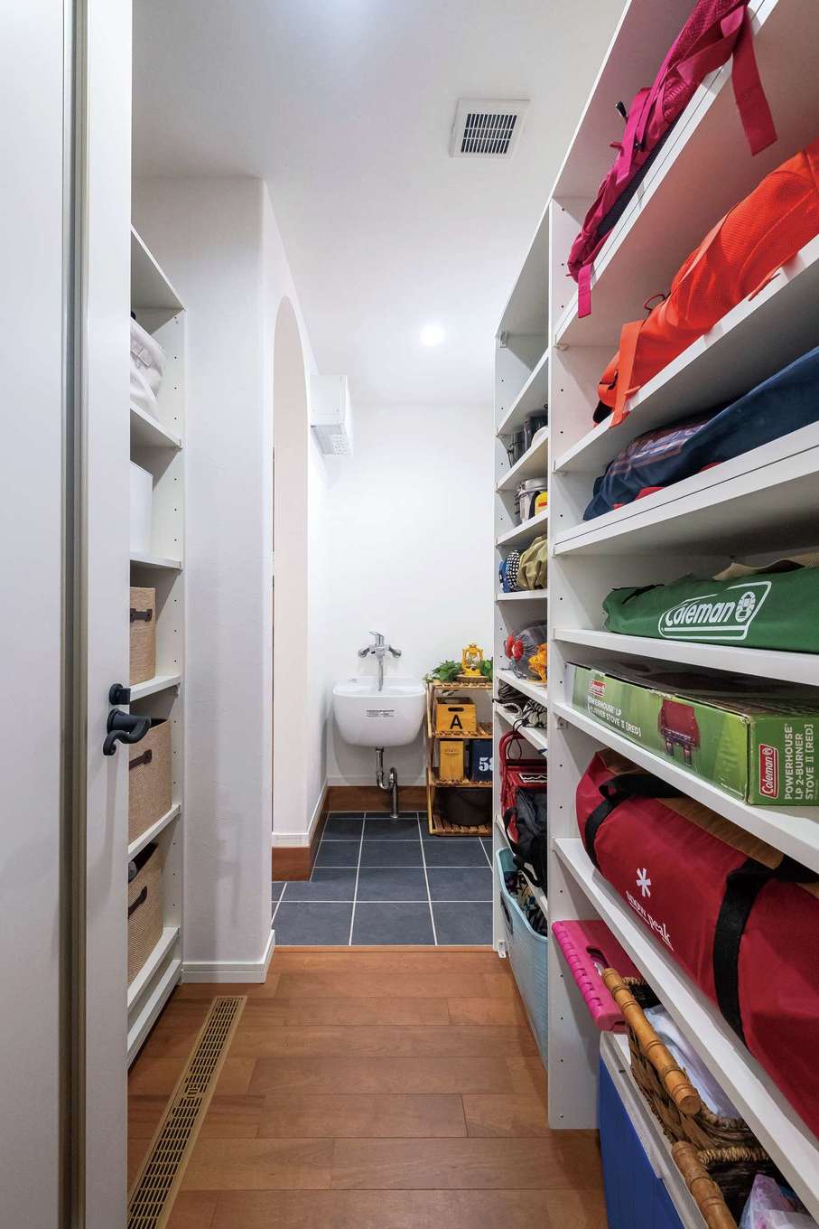 イデキョウホーム【子育て、収納力、省エネ】シューズクローゼット内に設けたアウトドア用品の収納庫。小物を洗える洗面台も設置