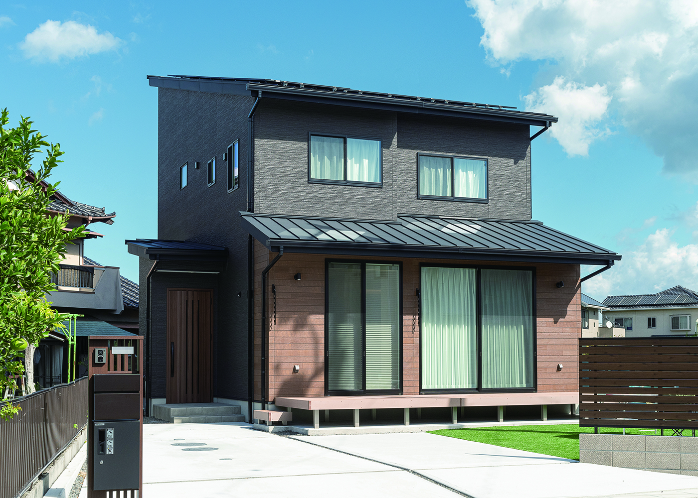 HAPPY HOUSE（山田工務店）【子育て、間取り、屋上バルコニー】スーパーやドラッグストアが近いにも関らず落ち着いた環境と庭や駐車場を十分に取れる広さが土地選びの決め手に。予算内で太陽光も搭載された