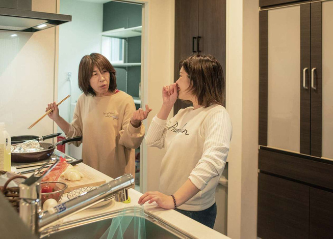 三和建設｜一緒に料理をしたり、食事をしたり。3世帯が自然体で、楽しく、便利に暮らせる家が完成した