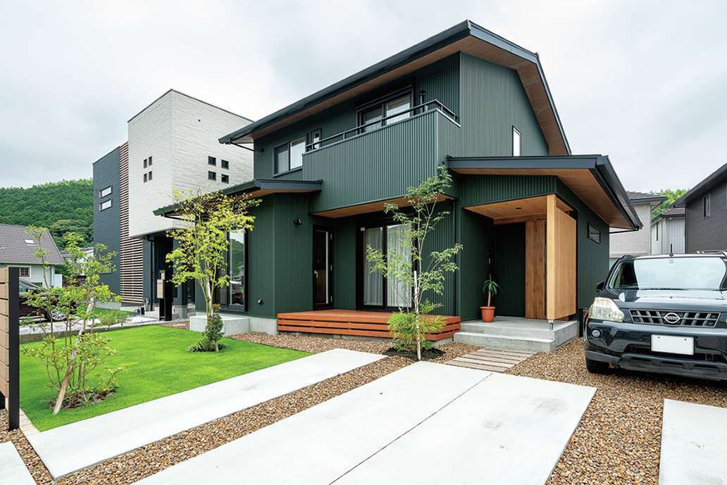 仲田工務店【子育て、自然素材、間取り】外壁は、同社のOB施主さん宅を見てほれ込んだダークグリーンのガルバリウム鋼板に。深い軒は夏に直射日光が部屋に入るのをさえぎり、冬は暖かい日差しを取り込める