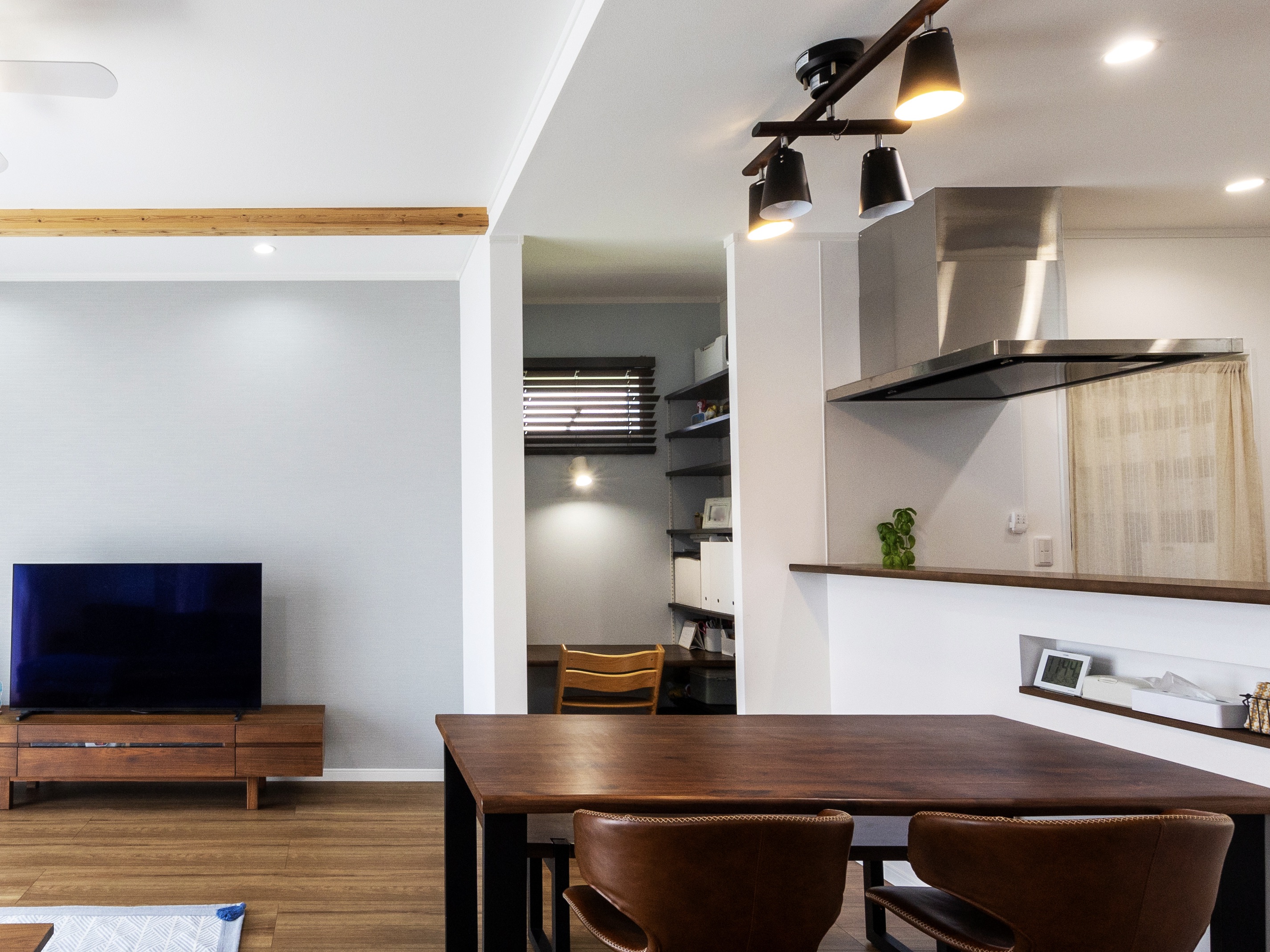 エスホーム｜奥にあるダイニング脇のスタディルーム。壁にはプリントなどが貼れるマグネットシートを使用。