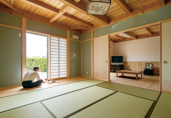 近所の方や親戚が集まることを考えて広くとった和室。襖を開け放てば、リビングと続きの間で使える