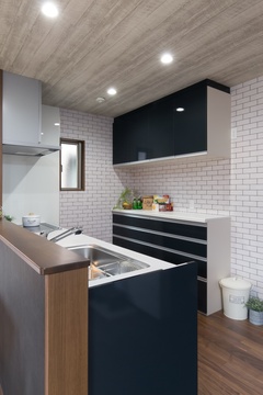 黒を基調とした収納と白いタイルの対比がスタイリッシュ。照明が明るく、作業がしやすい空間である。