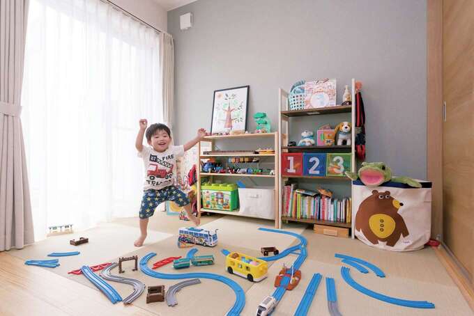 思いきりおもちゃを散らかして遊べる、リビング奥の畳のキッズコーナー