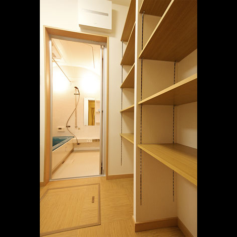 洗面所の壁には、見せる収納棚をセット