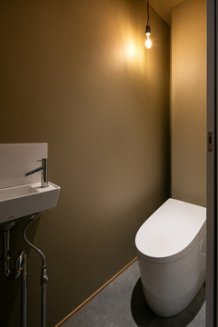 クロスを全面グレーにすることで落ち着く空間に。
ペンダントライトが上品な空間をより際立たせてくれる。