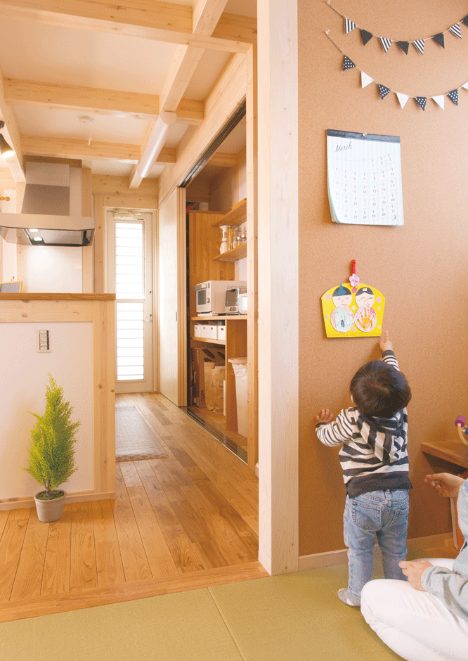 サイエンスホーム【デザイン住宅、自然素材、間取り】キッチンから子どもがどこにいても様子がわかるので奥さまも安心。壁にお絵描きを貼って成長を楽しむ