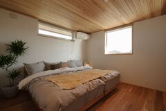 天井にレッドシダーを張り、よりリラックス効果が高まる主寝室。ヒノキの香りに癒やされて、深い眠りへと導いてくれる