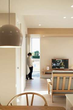 大きめのスリット窓から朝の光を取り込む。窓が多くても高い気密性を確保。昼間の照明使用も少なく光熱費削減にも貢献する