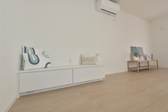 リビングには収納つきで機能性も追求したリラックスベンチ