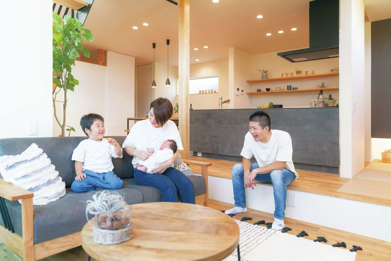 住家 JYUKA【デザイン住宅、間取り、建築家】家族が一緒に過ごす時間は“おこもりリビング”で。中庭や階段の吹き抜けからも日差しが差し込む、休日の指定席だ。ダウンフロアにしてぐるりと囲まれることで、包まれているような安心感からごろごろしながらリラックスできる