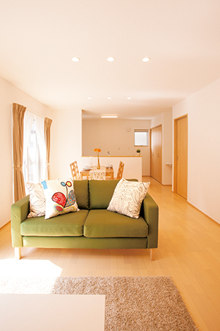 南側の大きな開口部2面から陽光がそそぐ明るいLDK。カーテン、照明も標準装備