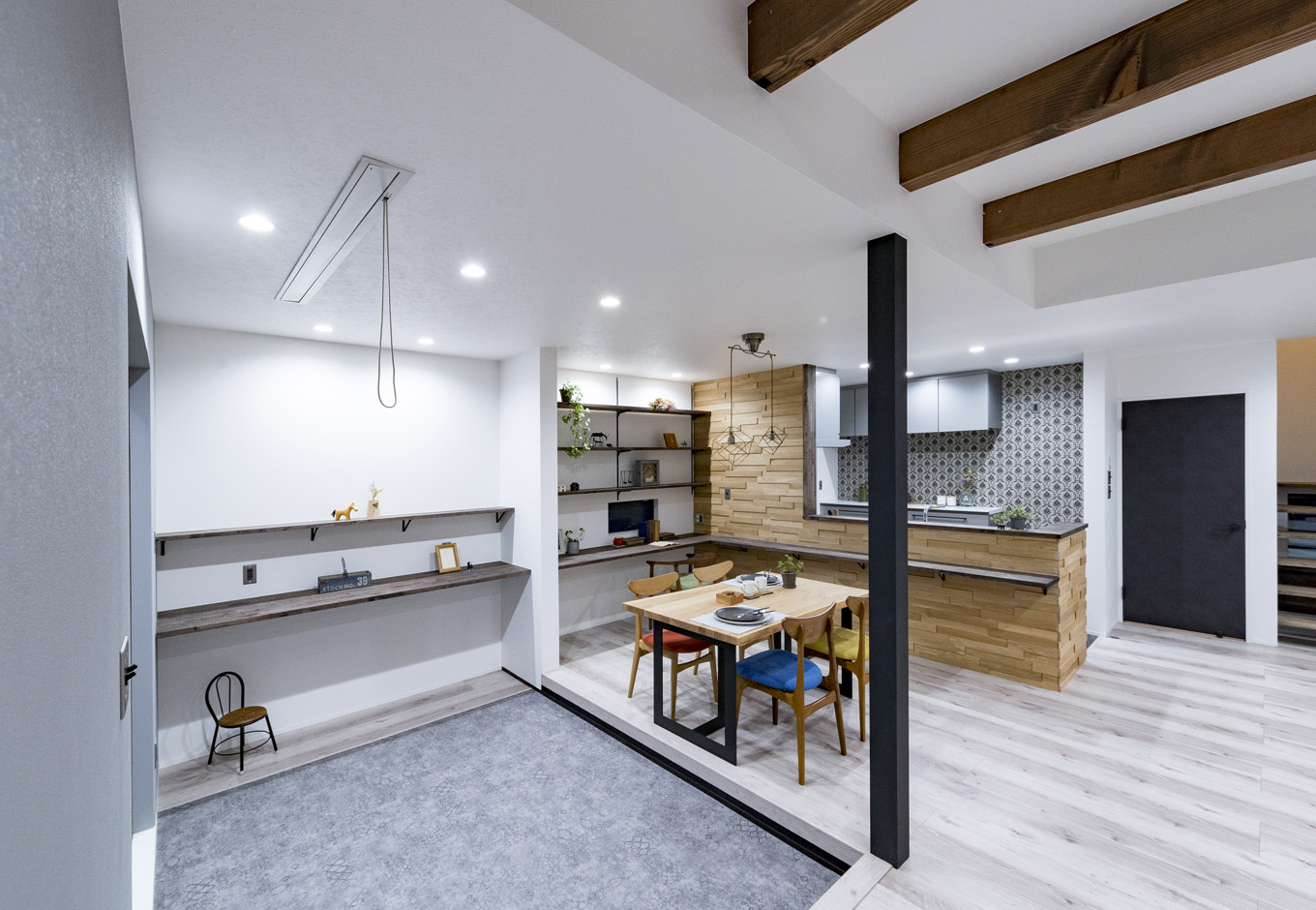 長坂篤建築研究所│nalabo（エヌエーラボ）【子育て、建築家、スキップフロア】リビングの一角をフロアダウンさせ、ママ友が遊びに来た時のキッズコーナーやゲストの寝室に使うためのユーティリティスペースに